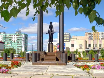 Мемориал «Связь поколений».
Монумент установили в 1995 году в центральной части Радужного у ДК «Нефтяник». Памятник стал символом преемственности поколений, посвящен тем, кто посвятил всю свою жизнь этому городу.
