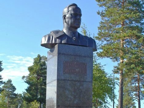Памятник Маршалу Г.К. Жукову.
Памятник был установлен в 1995 году в честь 50-летия победы в Великой Отечественной войне. Скульптор — Р.Х. Мурадян.